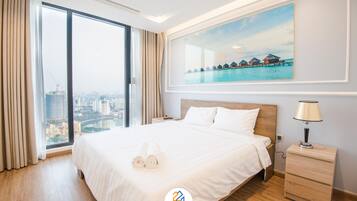 Business Apartment | Premium bedding, down duvets, in-room safe, individually decorated