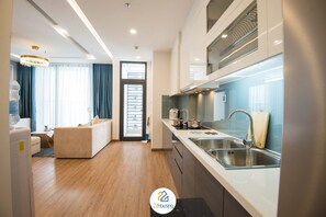 Apartamento Signature | Cocina privada | Frigorífico grande, microondas, placa de cocina y hervidor eléctrico