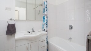 Combined shower/bathtub - Surf188 - sleeps up to 16 (SMITHS BEACH)