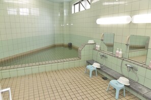 Nhà tắm công cộng