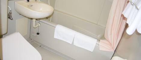 Une salle de bain avec des toilettes, un lavabo et une baignoire.