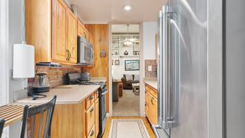 Fridge, microwave, stovetop, dishwasher