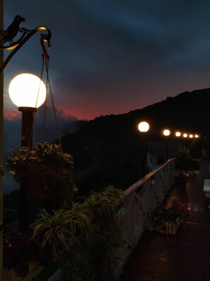 Fachada de la propiedad por la tarde o noche