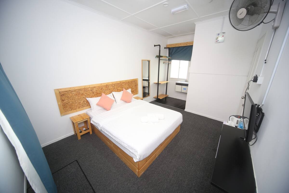 Chambre, 1 grand lit | Fer et planche à repasser, accès au Wi-Fi (inclus)