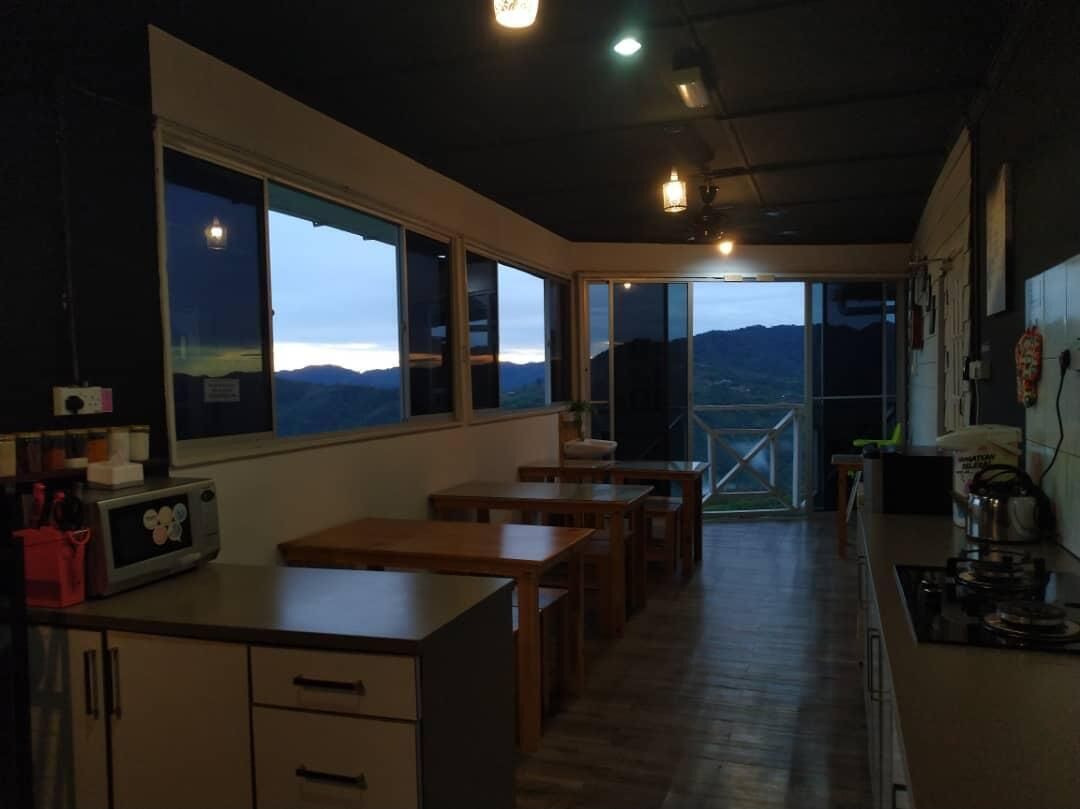 ثلاجة صغيرة، ميكروويف، موقد طهي مسطح، غلّاية كهربائية