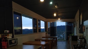 Mini-fridge, microwave, stovetop, electric kettle - Bayu Senja Lodge (Ranau)