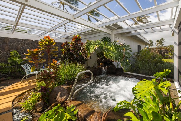 Outdoor spa tub