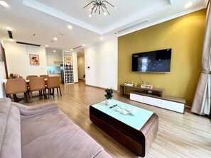Departamento de lujo, 3 habitaciones | Área de sala de estar | Smart TV de 50 pulgadas con canales por cable y televisión 