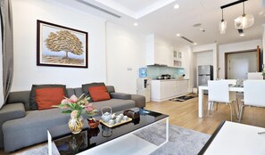 Luxe appartement | Woonkamer | Een 50-inch smart-tv met kabelzenders en een televisie