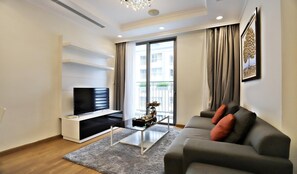 Luxury-Apartment | Wohnzimmer | 50-Zoll-Smart-TV mit Kabelempfang, Fernseher