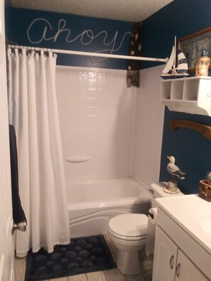 Combined shower/bathtub, hair dryer, towels, soap