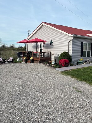 Property grounds - Sunset Serenity Relaxation Convenient attached apartment. (Dry Ridge)