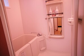 スタンダード ルーム | バスルーム | 個別の浴槽とシャワー、深めの浴槽、バスアメニティ (無料)、ヘアドライヤー