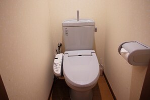 Standard Room | Bathroom | Separate tub and shower, deep soaking tub, free toiletries, hair dryer - Hosei Apartment 201 (Kobe)