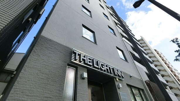 Un edificio moderno con un letrero que dice "The Light Inn".