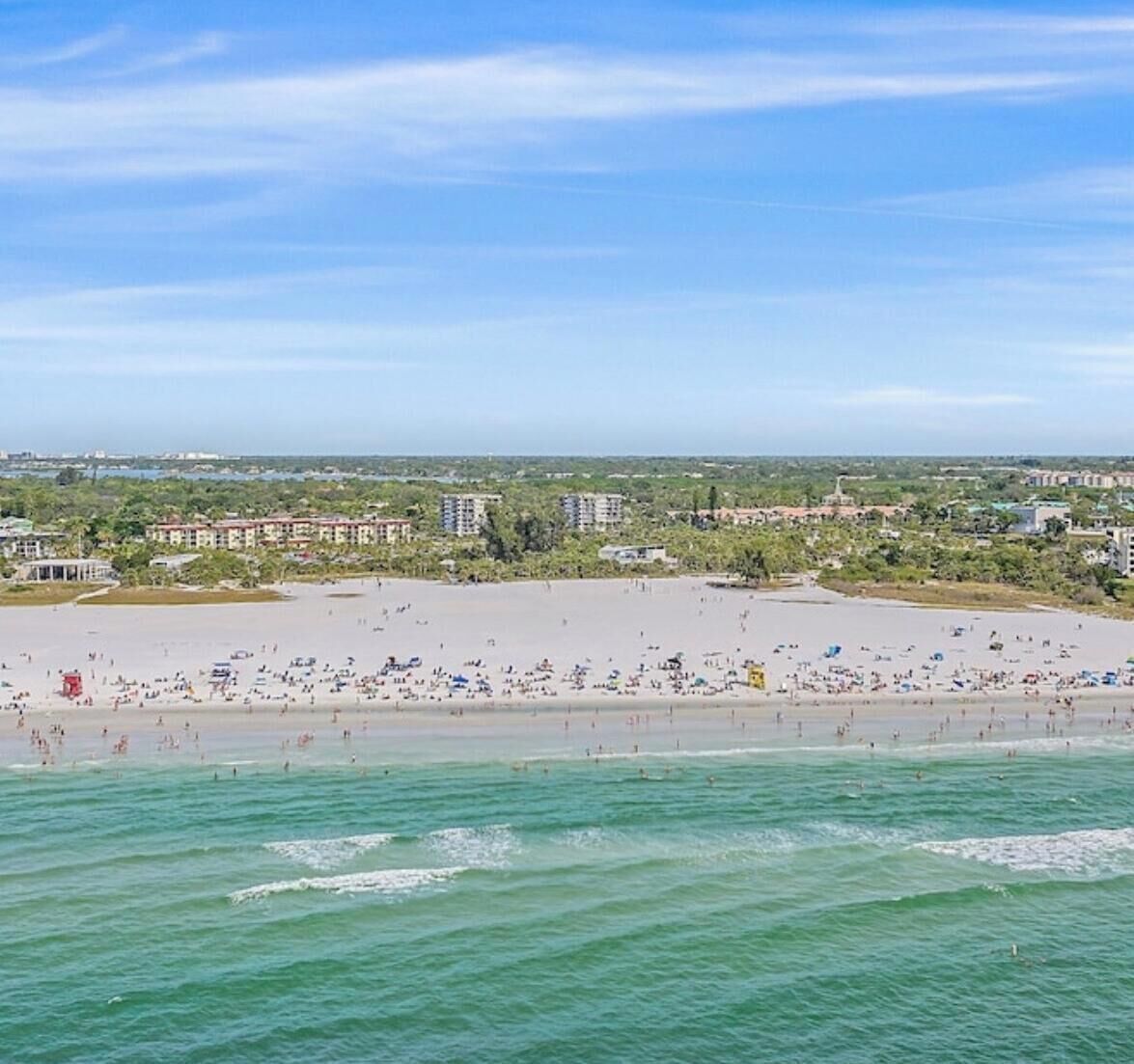 Une plage avec une vaste étendue de sable et une vue dégagée sur l’océan.