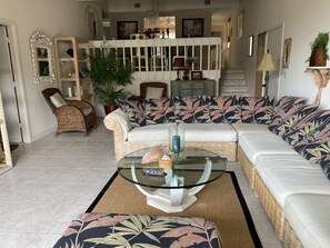 Télévision, lecteur de DVD, livres