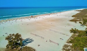 Plage à proximité, chaises longues, serviettes de plage