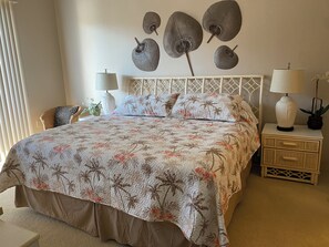 2 bedrooms, desk, iron/ironing board, free WiFi - Book March now and leave the ugly snow behind! (Siesta Key)