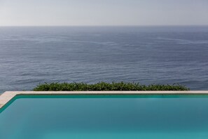 Una piscina al aire libre, una piscina climatizada