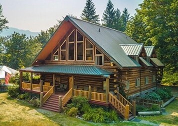 Handsome Log Chalet 1 hour from Seattle