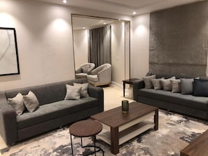 32-Zoll-Flachbildfernseher mit Satellitenempfang, Fernseher