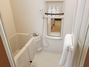 Quarto standard | Banheiro | Banheira e chuveiro separados, banheira de imersão