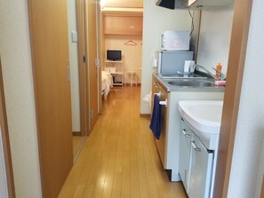 Standard Room | Desk, iron/ironing board, free WiFi - Hosei Apartment 101 (Kobe)