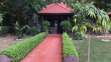 المنشأة من الخارج