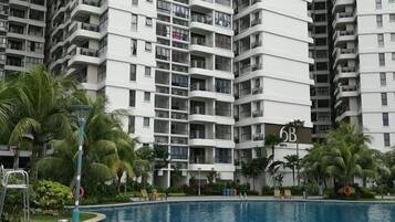 Kolam renang terbuka