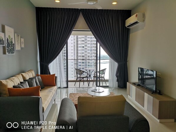 Executive Family Suite, 2 Bedrooms | Living room | Flat-screen TV - Favoured Seaview Suite (Johor Bahru)