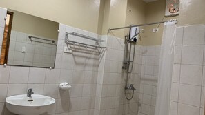 Chuveiro, chuveiro com efeito de chuva, bidê, toalhas de banho