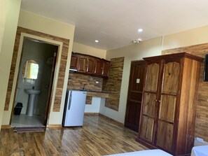 Estúdio luxo | Área de estar | TV de tela plana 40 polegadas com canais a cabo, TV