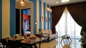 Apartamento família, 2 quartos | Área de estar | TV de tela plana