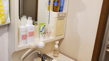 Standard Room | Bathroom | Separate tub and shower, deep soaking tub, free toiletries, hair dryer