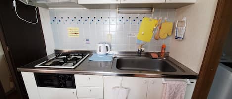 Standard Room | Private kitchen | Fridge, microwave, stovetop, electric kettle