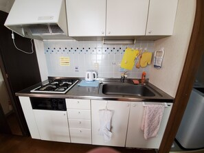 Habitación estándar | Cocina privada | Frigorífico, microondas, placa de cocina y hervidor eléctrico