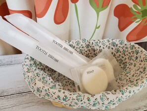 Habitación estándar | Servicios del cuarto de baño | Bañera y ducha independientes y bañera profunda