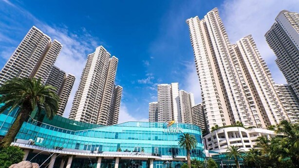 A modern hotel with a swimming pool, surrounded by high-rise buildings. - Picturesque View Suites (Johor Bahru)