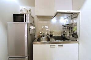 Nestle Tokyo Duplex Itabashi 02 | Private kitchenette | Fridge, microwave, stovetop, cookware/dishes/utensils - Nestle Tokyo Duplex Itabashi 02 (Tokyo)