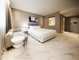 Suite | Premium bedding, in-room safe, blackout drapes, soundproofing