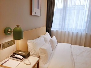 Standard Room | Premium bedding, in-room safe, blackout drapes, soundproofing - Hotel Londoner Yongwon (Changwon)
