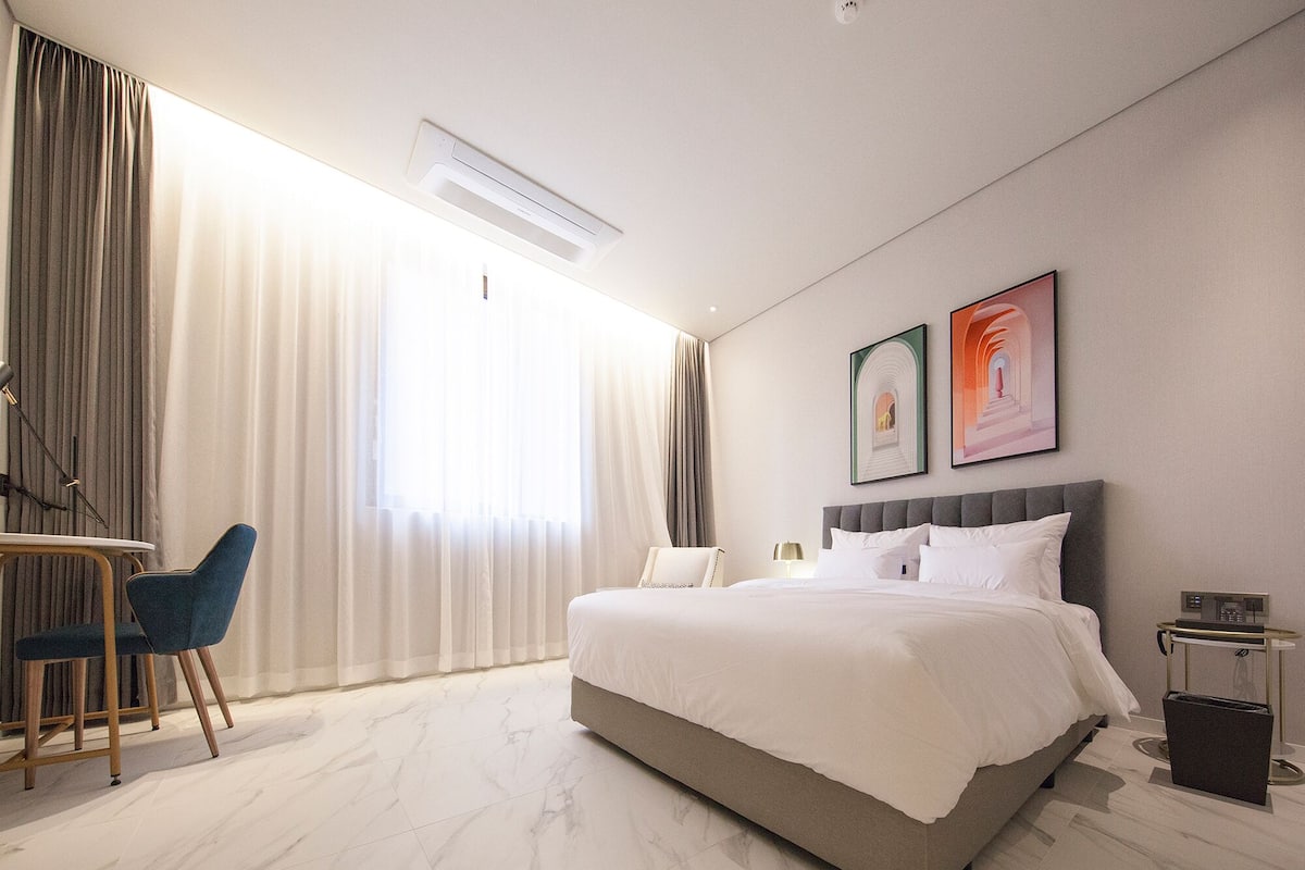 Royal Suite | เครื่องนอนระดับพรีเมียม, ตู้นิรภัยในห้องพัก, ผ้าม่านกันแสง