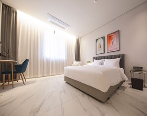 Royal Suite | Peralatan tempat tidur premium, peti besi dalam bilik 