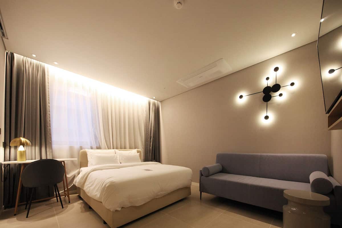 ห้องพรีเมียม | เครื่องนอนระดับพรีเมียม, ตู้นิรภัยในห้องพัก, ผ้าม่านกันแสง