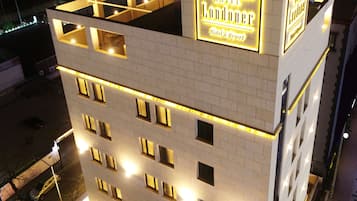 Façade de l’hébergement - soirée/nuit