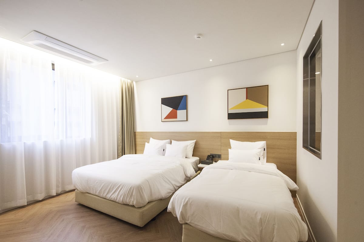 Twin Bed Room | เครื่องนอนระดับพรีเมียม, ตู้นิรภัยในห้องพัก, ผ้าม่านกันแสง