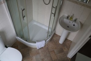 Twin Room (Room 7) | Bathroom | Shower, free toiletries, hair dryer, towels - Herriot's in Hawes (Hawes)