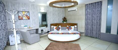 Suite | Bathroom | Shower, free toiletries, slippers, towels