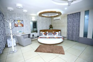 ห้องสวีท | ห้องน้ำ | ฝักบัว, ของใช้ในห้องน้ำฟรี, รองเท้าสวมภายในห้อง, ผ้าเช็ดตัว